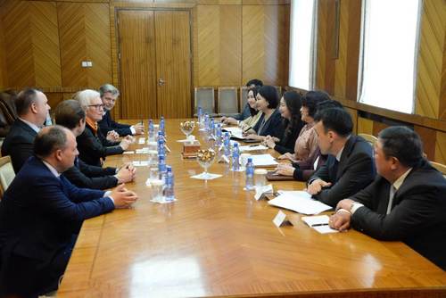 УИХ-ын эмэгтэй гишүүд Шведийн Хаант Улсын төлөөлөгчидтэй уулзлаа